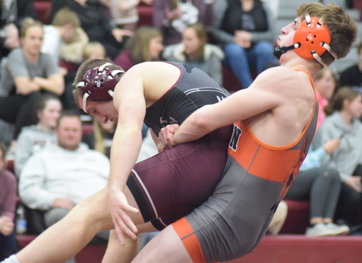 Jackson Feuerbach battles Mount Vernon&#8217;s Cooper Hird in the 165-pound match last Thursday in Mount Vernon. Feuerbach lost 4-0.