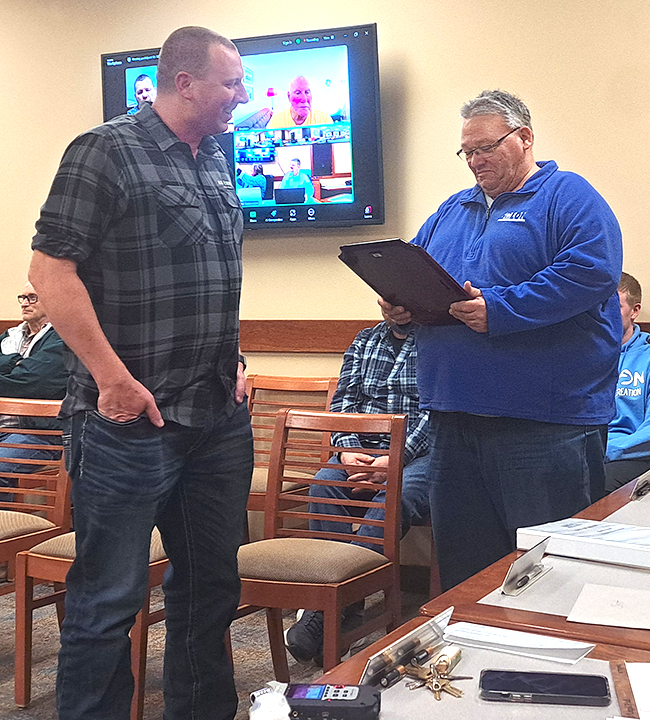 Solon Mayor Dan O’Neil presents a plaque of appreciation to Public Works Director and Asst. City Administrator Scott Kleppe during the Wednesday, Feb. 5 City Council meeting. Kleppe is retiring Friday, Feb. 14 after 26-1/2 years serving the City of Solon and the surrounding area.