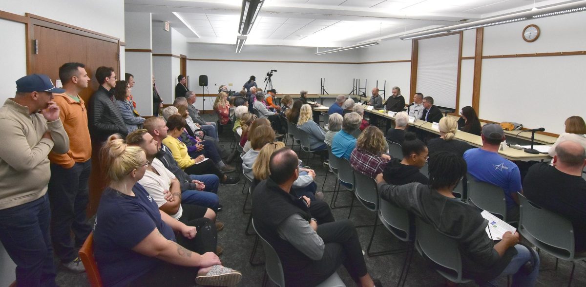 A standing room only crowd filled the large meeting room at the Solon Public Library last Monday as all five candidates for Solon City Council participated in a forum moderated by the League of Women Voters of Johnson County and co-hosted by the Library and the Solon Economist.
