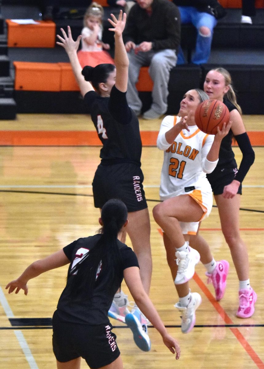 Laeni Hinkle (21) goes up for two despite Raider defense from Kylee Surh (4) Tuesday, January 6 at home against Williamsburg. The Lady Spartans topped the Raiders 67-60.